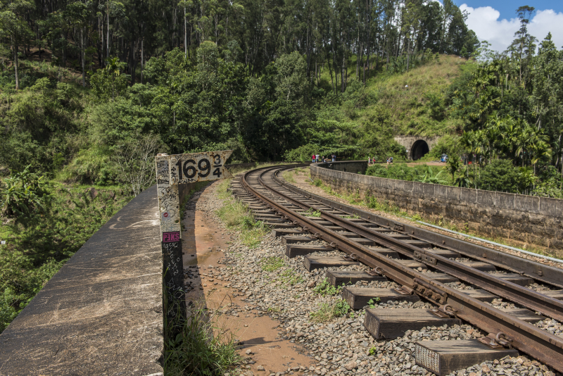 Ella
Nine Arches Bridge også kalt Bridge in the Sky, er en viaduktbro på Sri Lanka. Det er et av de beste eksemplene på jernbanebygging fra kolonitiden i landet. Det ligger i Demodara, mellom Ella og Demodara jernbanestasjoner.
Keywords: Ella;Sri Lanka;Ceylon;Asia